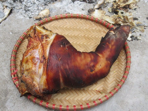Chân giò thui rơm