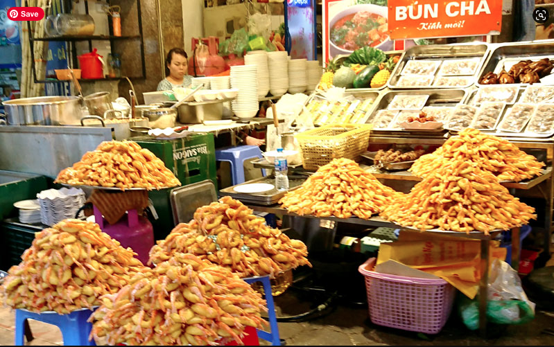 Bánh tôm đặc sản được bày bán rất nhiều