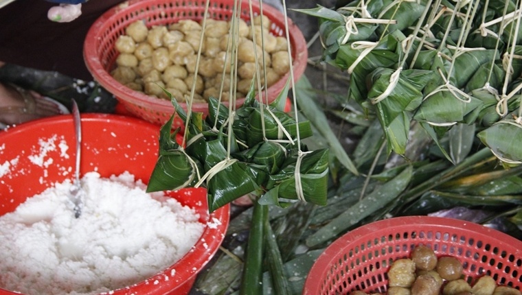 Cách gói bánh ú nước tro cà mau