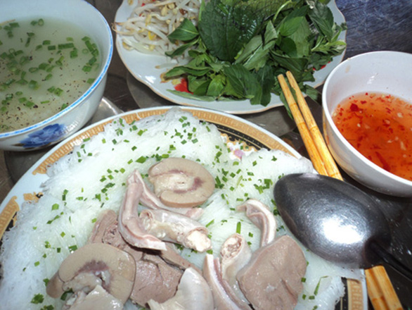 Bánh hỏi kết hợp với cháo lòng heo đặc sản của người Bình Định